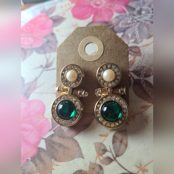 Vtg Richelieu Pearl and Emerald Gold Tone Earrings - Picture 2 of 4